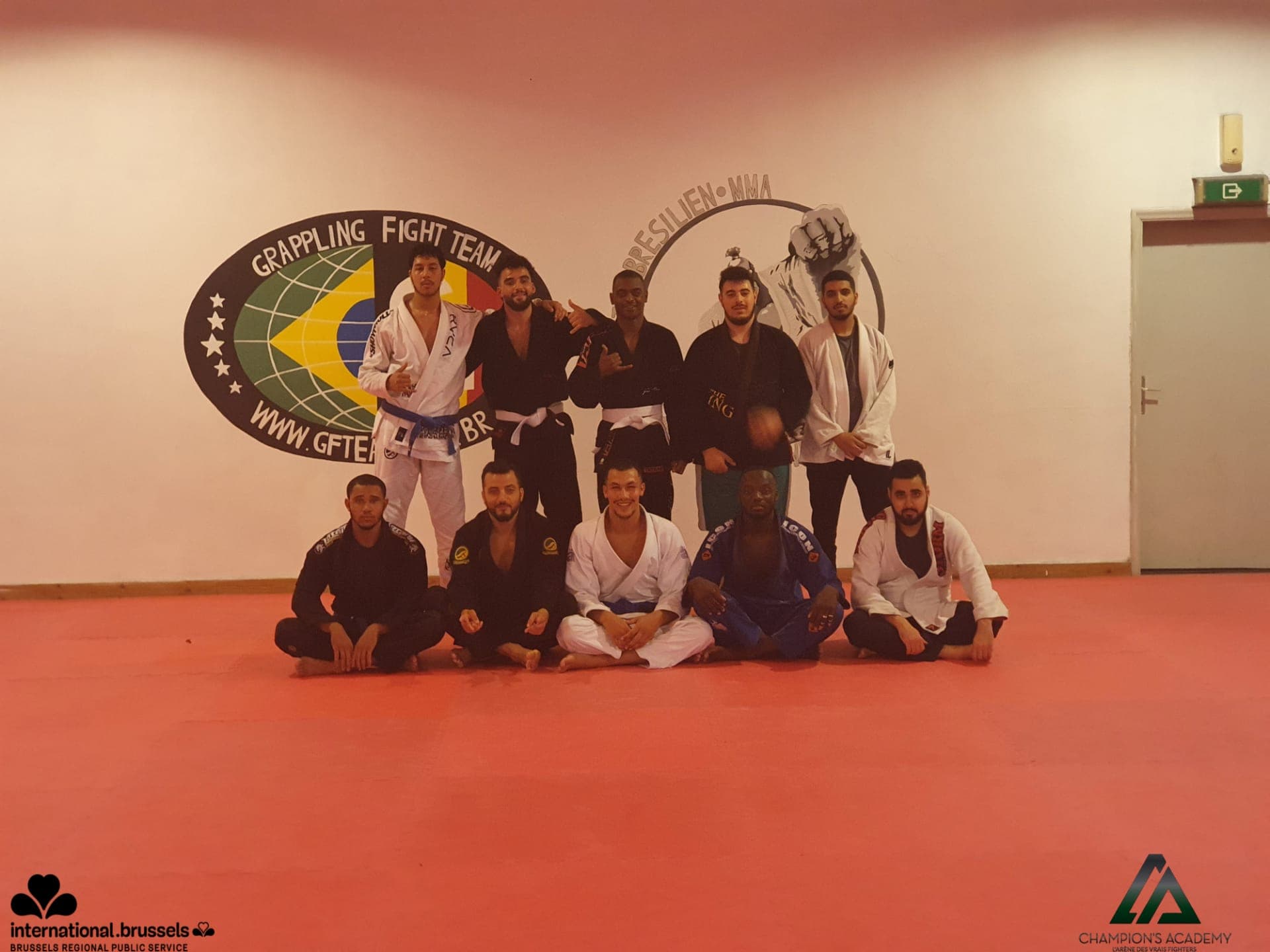 Groupe de jiu-jitsu sur les tatamis