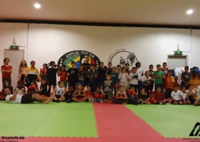 photo de groupe élevé boxe Thai enfants champion's Academy